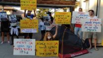הפגנה מול ביתו של שר השיכון זאב אלקין (צילום: הרב אריק אשרמן)