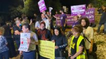 הפגנת אימהות מהחברה הערבית מול ביתו של השר לביטחון פנים עומר בר לב (צילום: זאהר אבו אלנסר)