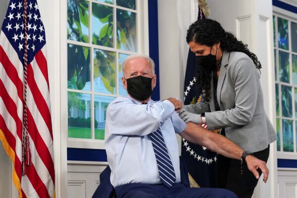 נשיא ארצות הברית ג'ו ביידן מקבל את מנה השךישית של החיסון נגד קורונה. (צילום: REUTERS/Kevin Lamarque)