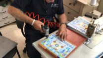עובד במפעל מירום. "כל העובדים שלנו הם ישראלים, בבתי המלאכה מועסקים כ-12 עובדים בעלי צרכים מיוחדים"(צילום: ניר מרום)