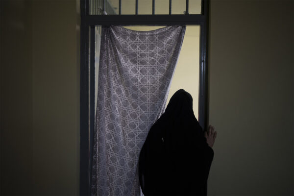 אישה בכלא האפגני. בלי כסף או משפחה, חלקן מרגישות בטוחות בכלא (צילום: AP Photo/Felipe Dana)