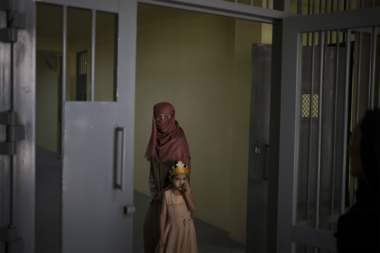 רזיה ובתה בת ה-6 אליה. הטליבאן איפשר להן לחזור לבתיהן או להיכלא (צילום: AP Photo/Felipe Dana)