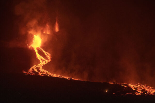 התפרצות הר הגעש באי לה פלמה שבספרד (צילום: AP Photo/Saul Santos)