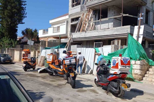 זירת התאונה באתר הבנייה בחולון (צילום: איחוד הצלה)