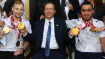 נשיא המדינה יצחק הרצוג עם חברי המשלחת הפראלימפית שחזרו מטוקיו (צילום: עמוס בן גרשום/ לע״מ)
