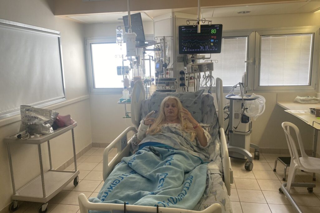 הזמרת מירי אלוני בבית החולים איכילוב בתל אביב, לאחר שרגלה נגדעה (צילום: דוברות ביה״ח איכילוב)
