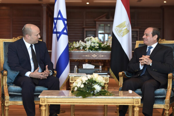 ראש הממשלה נפתלי בנט בפגישה עם נשיא מצרים עבד-פתח א-סיסי (קרדיט: לשכת ראש הממשלה)