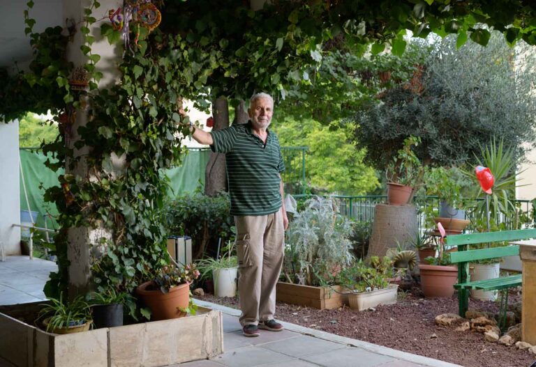 Ivan Cohen in the garden he cultivates. “I have a letter on the refrigerator from children in the building, in which they apologize for upsetting me” (Photo: Jonathan Bloom)