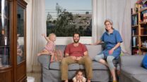 שי ומרב פניגשטיין וילדיהם יעלה ועברי. "הילדים התחברו לילדים האחרים, אף שהילדים מגיעים מרקע שונה" (צילום: יונתן בלום)
