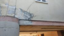 סדקים בקירות בבניין שפונה בשכונת קרית אליעזר בחיפה (קרדיט: דוברות כיבוי אש)