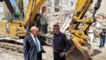 מבקר המדינה מתניהו אנגלמן באתר קריסת הבניין בחולון (ללא קרדיט)