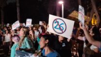 הפגנת מתמחים מול ביתה של שרת הכלכלה, אורנה ברביבאי, בדרישה לקיצור משמרות המתמחים (צילום: דוברות מרשם)