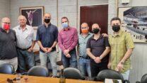 דמיטרי לובצוב, משה הס, אורי בצ'קו (ועד המקהלת האופרה הישראלית) צח גרניט (מנכ"ל האופרה הישראלית) אבי בן הלל (מנכ"ל שח"ם), אריק ברנד (מנהל משאבי אנוש), עמיחי גרין (מנהל מחלקה מקצועית בשח"ם). קרדיט באדיבות שח״ם