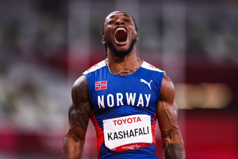 סאלום אגזה קשפאלי מנורבגיה חוגג לאחר ששבר את שיא העולם בריצת ה-100 מטר למתחרים עם לקות ראייה (צילום: גלעד קוולרצ'יק)