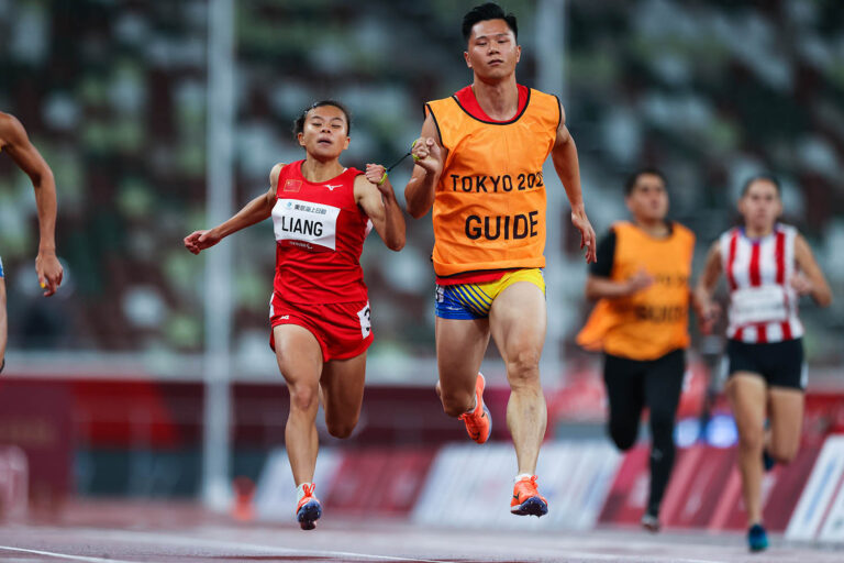 אוראן סוואדה מיפן והמלווה שלה בריצת ה-100 מטר (T11), המיועדת לאנשים עם לקות ראייה (צילום: גלעד קוולרצ'יק)