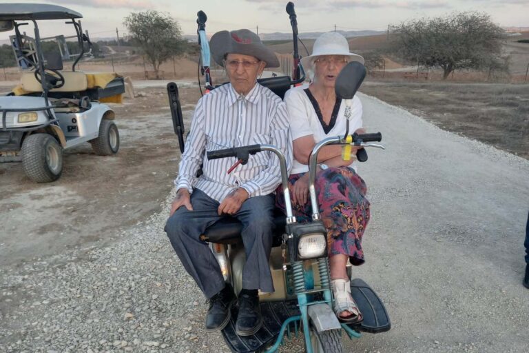 שרה (89) וגיורא גלקר (96), ממייסדי הקיבוץ, הזמינו בני ארבעה דורות לצפות בשקיעה (צילום: אוריאל לוי)