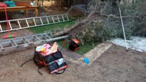 תאונה בזמן בניית סוכה בפתח תקווה (קרדיט: דוברות איחוד הצלה)