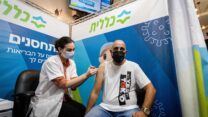 מתחם חיסוני קורונה של קופת חולים כללית (צילום: יונתן זינדל / פלאש90)