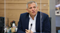 ניצן הורויץ בוועדת הבריאות קיצור תורנויות מתמחים. (צילום: דוברות הכנסת, נועם מושקוביץ)