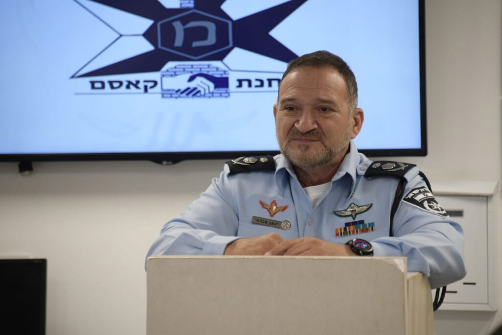 מפכ"ל המשטרה יעקב שבתאי בביקור בתחנת כפר קאסם, לאחר תקיפת השוטרים במקום. (צילום: דוברות המשטרה) מפכ"ל המשטרה יעקב שבתאי בביקור בתחנת כפר קאסם, לאחר תקיפת השוטרים במקום. (צילום: דוברות המשטרה)