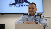 מפכ"ל המשטרה יעקב שבתאי בביקור בתחנת כפר קאסם, לאחר תקיפת השוטרים במקום. (צילום: דוברות המשטרה)