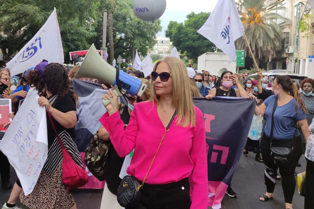 יו"ר נעמת, חגית פאר, בהפגנת מטפלות הגיל הרך בתל אביב (צילום: ניצן צבי כהן ) יו"ר נעמת, חגית פאר, בהפגנת מטפלות הגיל הרך בתל אביב (צילום: ניצן צבי כהן )