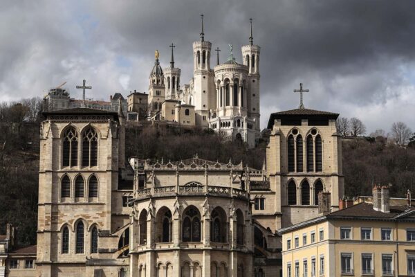 צרפת: יותר מ-200 אלף ילדים הותקפו על ידי כמרים קתולים מאז 1950