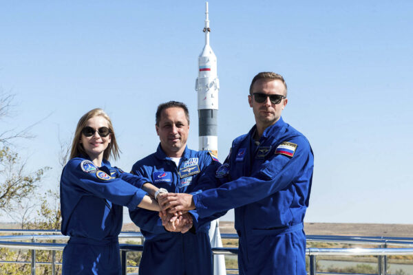 צוות רוסי המריא לצילום הסרט הראשון אי פעם בחלל