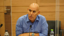 מנכ"ל משרד הכלכלה ד"ר רון מלכא בדיון ועדת הכלכלה על הרפורמה בייבוא. (צילום: ועדת הכלכלה של הכנסת)