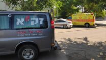 מתנדבי זק"א מטפלים בזירה שבה נמצא גבר בשנות ה-70 בביתו, ימים רבים לאחר מותו (צילום: זק"א)