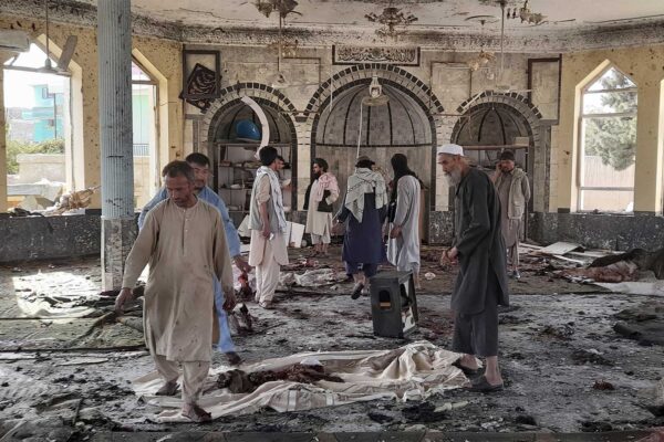 זירת הפיגוע במסגד במחוז קונדוז שבצפון אפגניסטן (AP Photo/Abdullah Sahil)