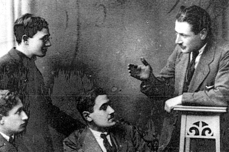 דוד כהן (מימין) עם חברי מרכז החלוץ בליטא, 1921 (צילום: ארכיון אלונים)