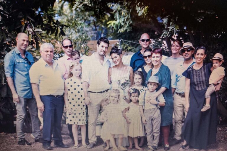 משפחתו של גידי כהן בחתונת אחד הבנים. &quot;הנכדים שלי משחקים בקיבוץ במחנה פלמ&quot;ח&quot; (צילום: אלבום משפחתי)