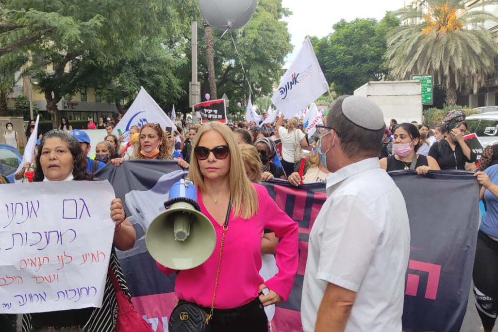 رئيس جمعية نعمات ، حجيت بير ، فمظاهرة عاملات الحضانات النهارية في تل ابيب (الصورة: نيتسان تسفي كوهين)
