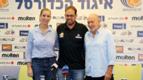 מימין: עמירם הלוי, שרון דרוקרן ואורנית שוורץ, במסיבת עיתונאים לקראת קמפיין אליפות אירופה לנשים בכדורסל (צילום: איגוד הכדורסל בישראל)