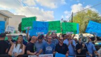 הפגנת עובדי 'אלפא' מול ביתו של בעלי קבוצת בזק, דוד פורר. את מאבק העובדים בקבוצת בזק מובילים עובדי פלאפון, שהתאגדו בהסתדרות בשנת 2012 (צילום: הדס יום טוב)