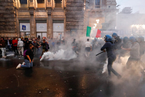 מחאה נגד התו הירוק ליד ארמון צ'יג'י ברומא, איטליה. "כוח מסית מאורגן נגד הממשלה והאיגוד המקצועי" (צילום: REUTERS/Remo Casilli)