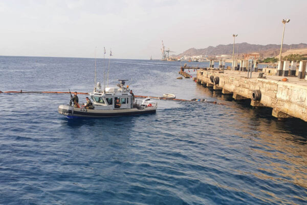 אירוע זיהום ימי במפרץ אילת (קרדיט: אלי ורבורג ועוז גורן, המשרד להגנת הסביבה)