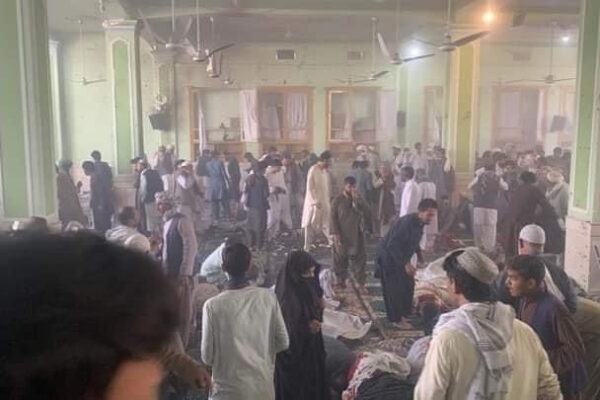 המסגד בקנדהאר אחרי הפיצוץ (צילום מסך מטוויטר)