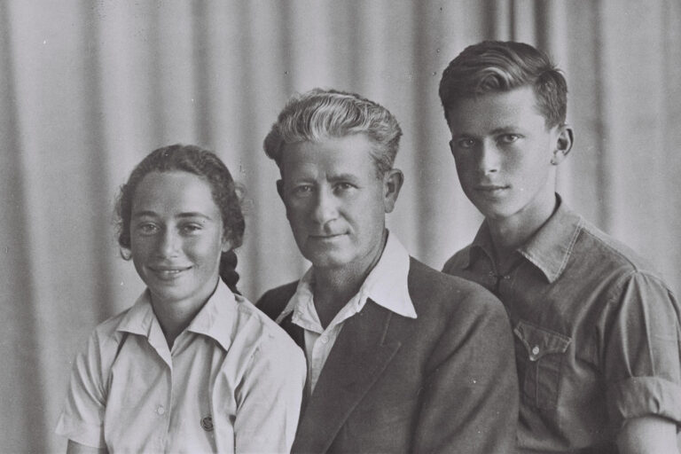 Yitzhak and Rachel with their father Nehemiah Rabin. &quot;After Yitzhak went to serve as ambassador to Washington, my father moved to Menara. He really liked the kibbutz&quot; (Photo: Wikipedia)