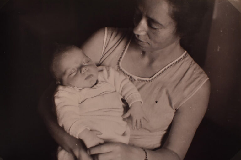 רחל עם בנה התינוק גדי (צילום: אלבום פרטי)