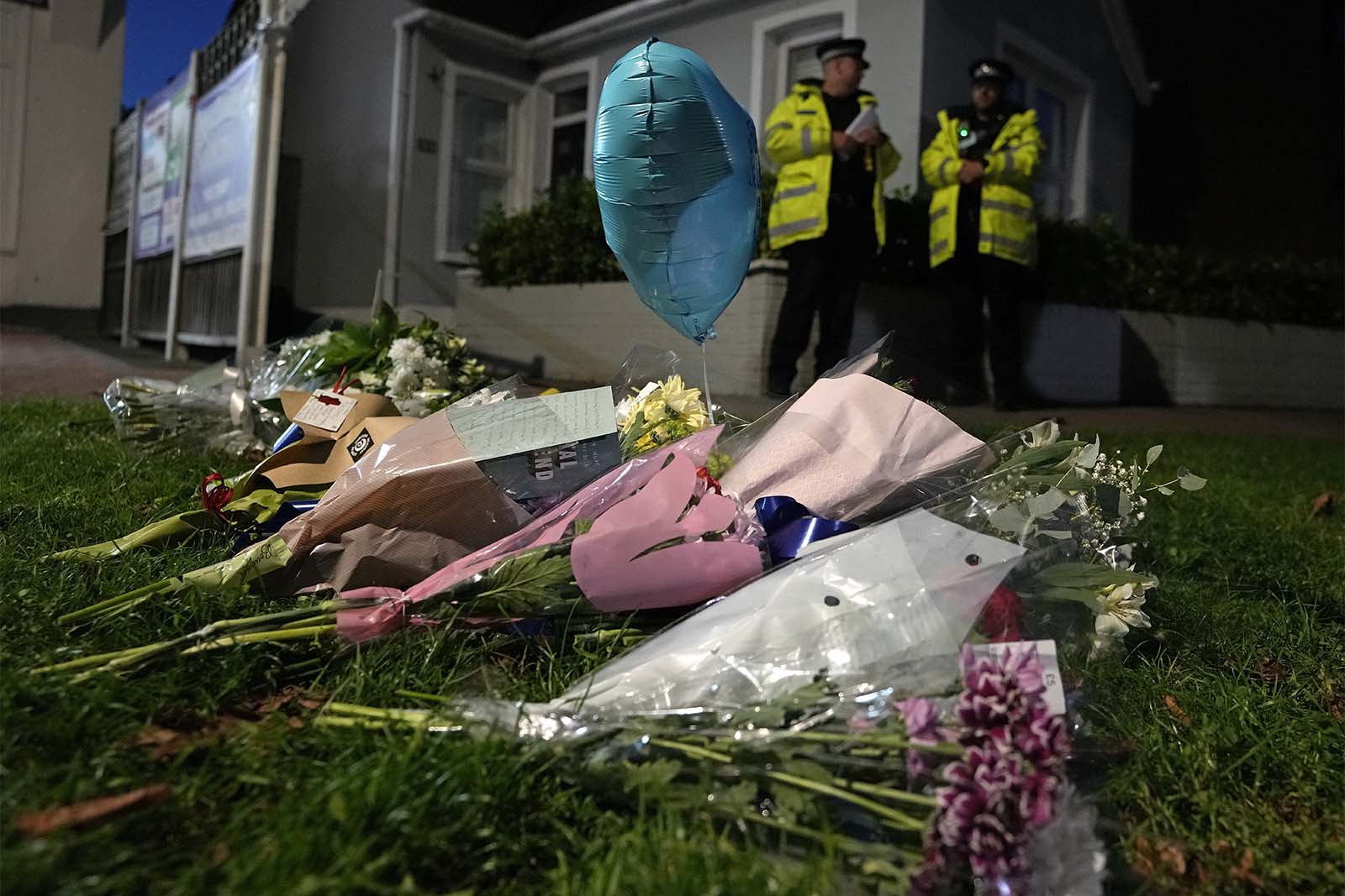 זרי פרחים שהונחו בסמוך לכנסיית בלפר, שבה נרצח חבר הפרלמנט הבריטי דייויד איימס (צילום: AP Photo/Kirsty Wigglesworth)