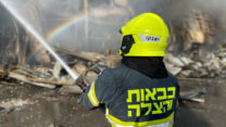 כיבוי בשריפה בקניון בקלנסווה (צילום: תיעוד מבצעי כבאות והצלה לישראל)