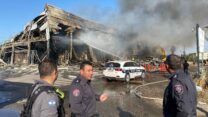 כיבוי בשריפה בקניון בקלנסווה (צילום: תיעוד מבצעי כבאות והצלה לישראל)