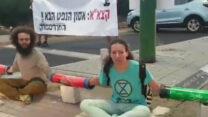 פעילי 'המרד בהכחדה' חוסמים את הכניסה למתחם קצא"א באשקלון. (צילום מסך)