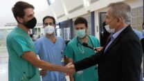 שר הבריאות, ניצן הורביץ ונציגי הרופאים המתמחים במסיבת עיתונאים בבית החולים שערי צדק (צילום: יונתן סינדל / פלאש 90)