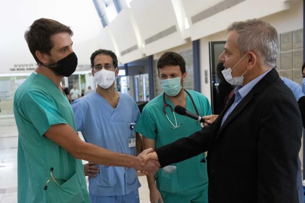 שר הבריאות, ניצן הורביץ ונציגי הרופאים המתמחים במסיבת עיתונאים בבית החולים שערי צדק (צילום: יונתן סינדל / פלאש 90)