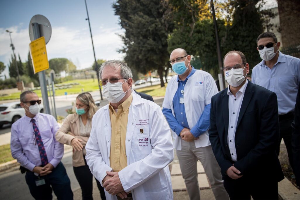 מנכ"ל רמב"ם מיקי הלברטל ומנהלי בתי חולים במחאה מול משרד האוצר (צילום: יונתן זינדל/פלאש90)