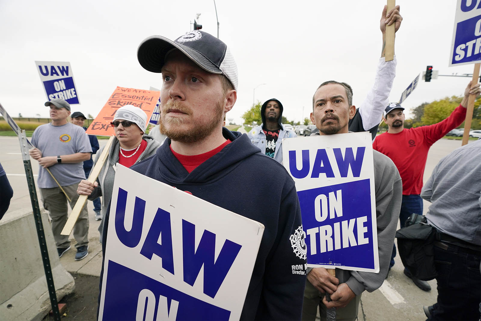 איגוד עובדי הרכב UAW מפגין באייווה. "מאבק שמובילים עובדים ממעמד הפועלים הלבן, לצד עובדים שחורים והיספנים, ממש איחוד כוחות מעמדי" (AP Photo/Charlie Neibergall)