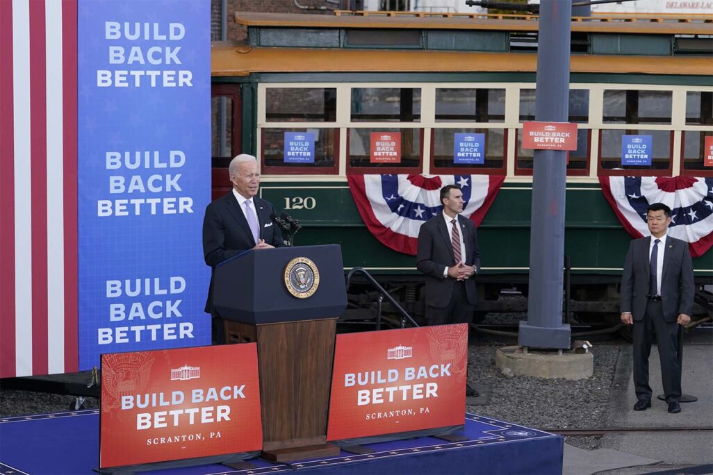 נשיא ארה"ב מדבר על תכנית התשתיות שלו באירוע פתוח בפנסילבניה  (צילום: AP Photo/Susan Walsh)